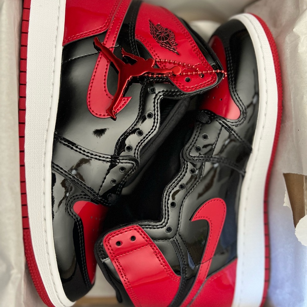 Air Jordan 1 Retro High OG GS
'Patent Bred'
*NEW*